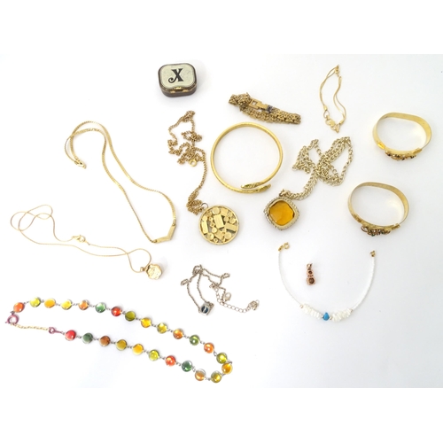 532 - A quantity of assorted costume jewellery to include bracelets, necklaces etc.