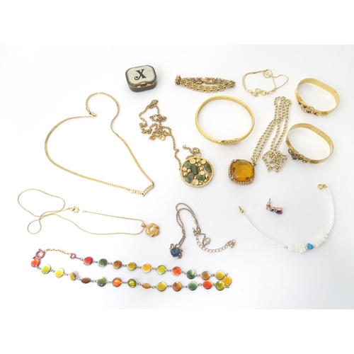 532 - A quantity of assorted costume jewellery to include bracelets, necklaces etc.