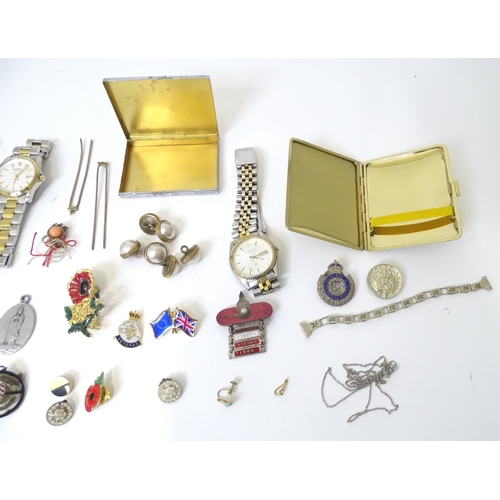 569 - A quantity of assorted miscellaneous items to include cigarette cases, horn spoon, badges, brooches ... 