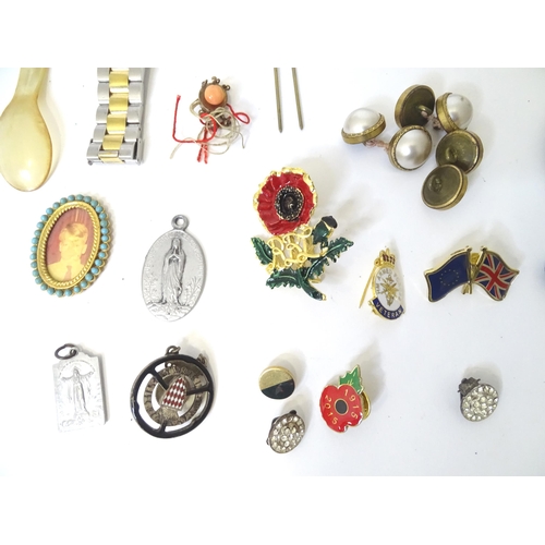 569 - A quantity of assorted miscellaneous items to include cigarette cases, horn spoon, badges, brooches ... 