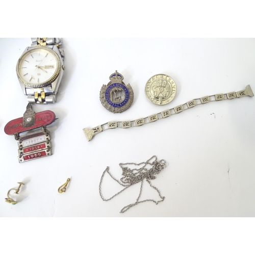 569 - A quantity of assorted miscellaneous items to include cigarette cases, horn spoon, badges, brooches ... 