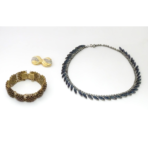 570 - Assorted jewellery to include a blue and white paste necklace, a bracelet and gilt metal brooch  (3)