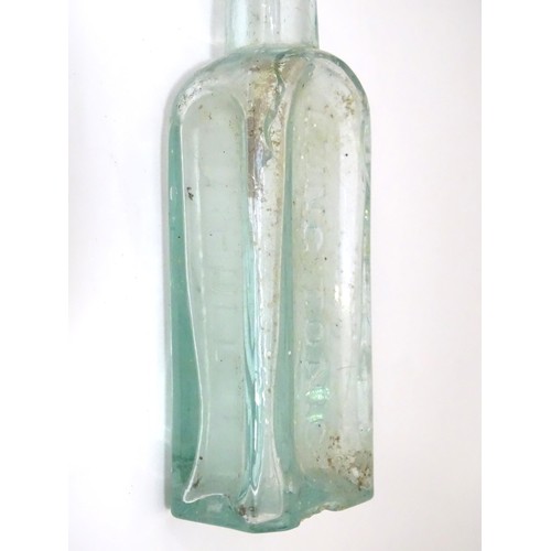 860 - A quantity of glass bottles, to include Boots Cash Chemists Buckingham and P. & I. Smith Chemists Bl... 