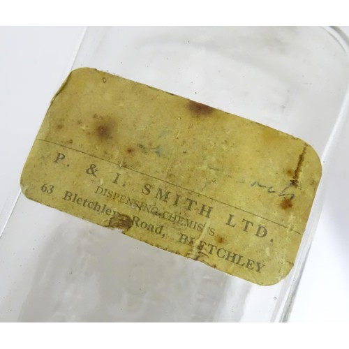 860 - A quantity of glass bottles, to include Boots Cash Chemists Buckingham and P. & I. Smith Chemists Bl... 