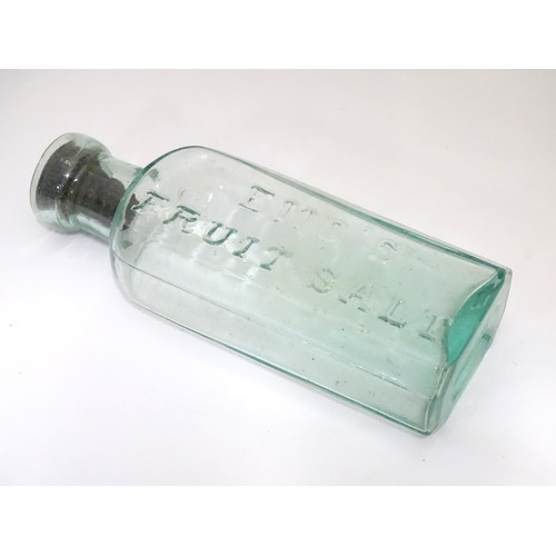 860 - A quantity of glass bottles, to include Boots Cash Chemists Buckingham and P. & I. Smith Chemists Bl... 