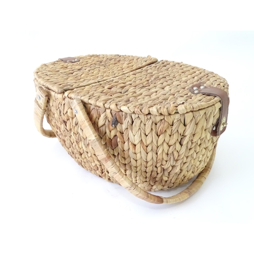 876 - A picnic basket / hamper with loop handle and hinged lids. Approx 20