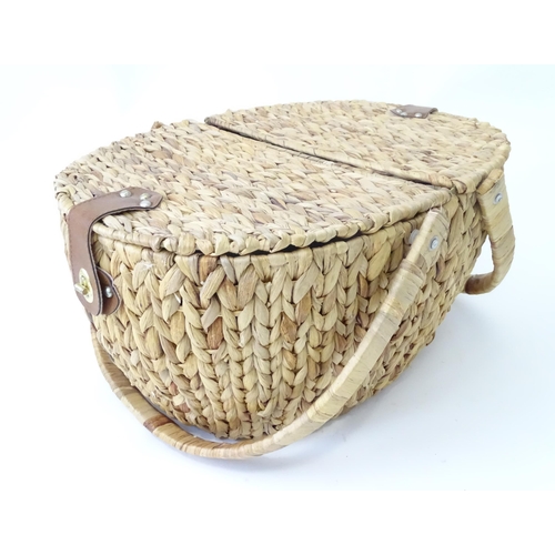 876 - A picnic basket / hamper with loop handle and hinged lids. Approx 20