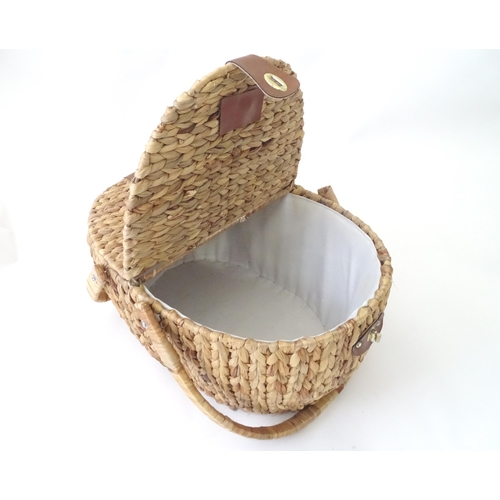 876 - A picnic basket / hamper with loop handle and hinged lids. Approx 20