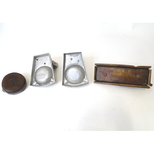 121 - A quantity of assorted 20thC novelty ashtrays to include one with shotgun and dog head detail, one w... 