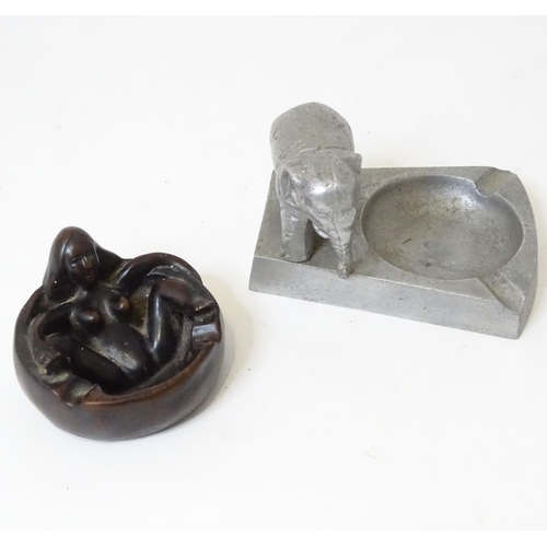 121 - A quantity of assorted 20thC novelty ashtrays to include one with shotgun and dog head detail, one w... 