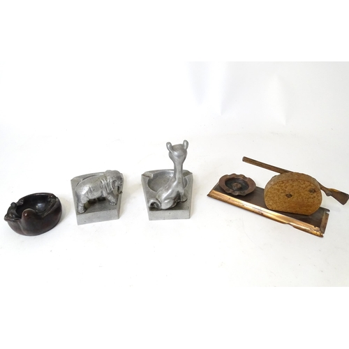 121 - A quantity of assorted 20thC novelty ashtrays to include one with shotgun and dog head detail, one w... 