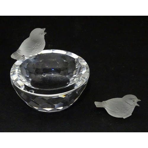 386 - A Swarovski crystal dish formed as a miniature birdbath with two birds, approx 3