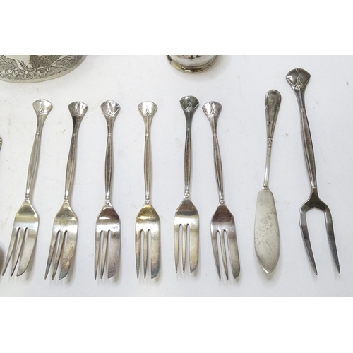 469 - A quantity of silver plate and white metal items to include sugar bowl, napkin rings, white metal st... 