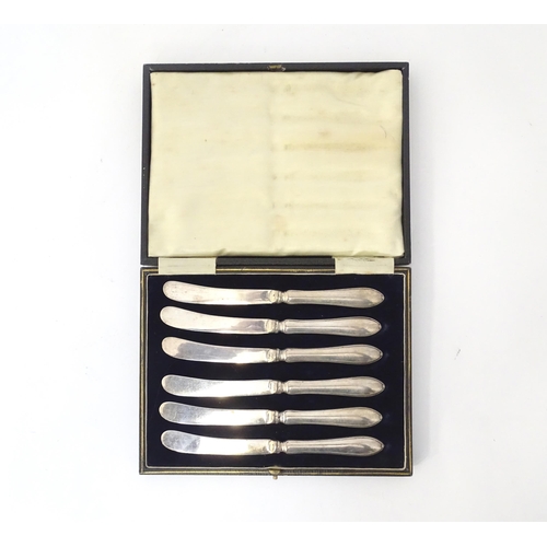 474 - Two cased sets of silver handled tea knives. One set hallmarked Sheffield 1924 maker William Yates. ... 