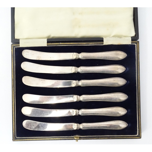 474 - Two cased sets of silver handled tea knives. One set hallmarked Sheffield 1924 maker William Yates. ... 