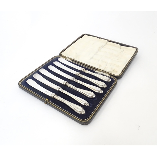 474 - Two cased sets of silver handled tea knives. One set hallmarked Sheffield 1924 maker William Yates. ... 