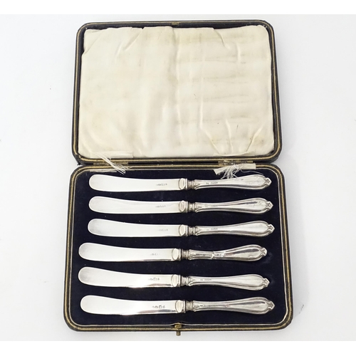 474 - Two cased sets of silver handled tea knives. One set hallmarked Sheffield 1924 maker William Yates. ... 