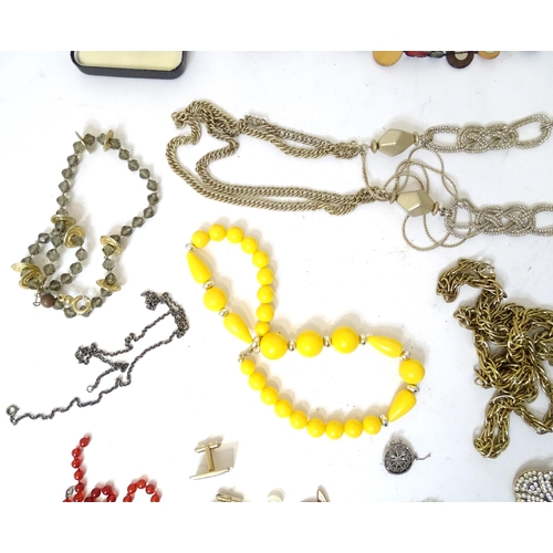 529 - A quantity of assorted costume jewellery to include bead necklaces, cufflinks, bracelets, brooches e... 