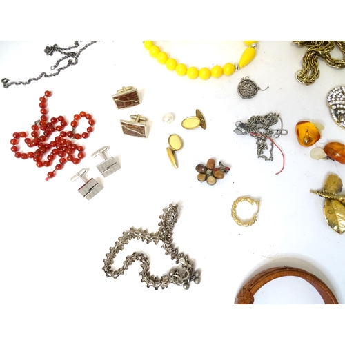 529 - A quantity of assorted costume jewellery to include bead necklaces, cufflinks, bracelets, brooches e... 