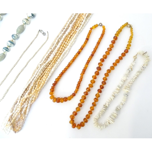 530 - Assorted necklaces to include pearl and bead examples.