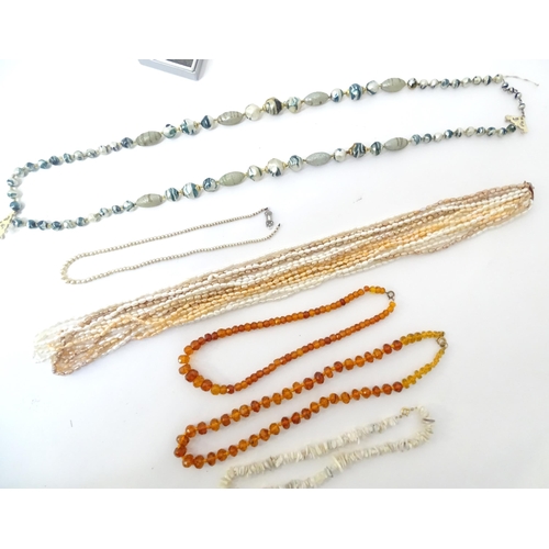 530 - Assorted necklaces to include pearl and bead examples.