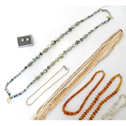 530 - Assorted necklaces to include pearl and bead examples.