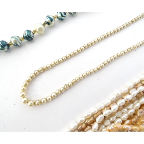 530 - Assorted necklaces to include pearl and bead examples.