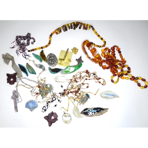 531 - A quantity of assorted costume jewellery to include beads, brooches etc