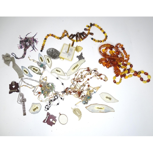 531 - A quantity of assorted costume jewellery to include beads, brooches etc