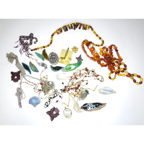 531 - A quantity of assorted costume jewellery to include beads, brooches etc