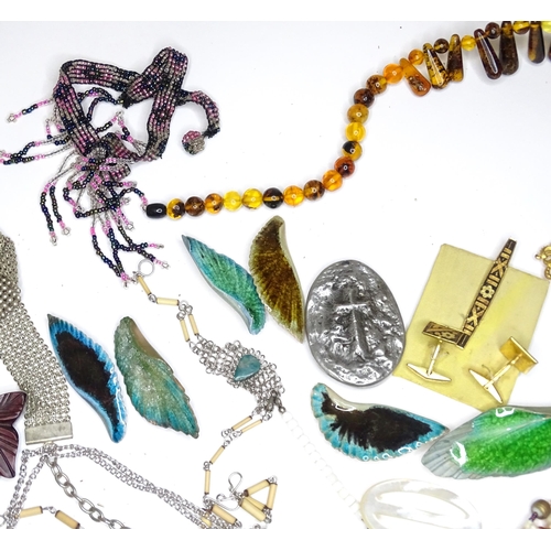 531 - A quantity of assorted costume jewellery to include beads, brooches etc