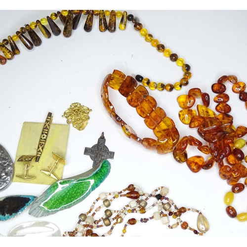 531 - A quantity of assorted costume jewellery to include beads, brooches etc