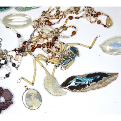 531 - A quantity of assorted costume jewellery to include beads, brooches etc