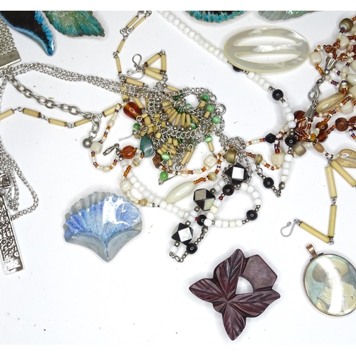 531 - A quantity of assorted costume jewellery to include beads, brooches etc