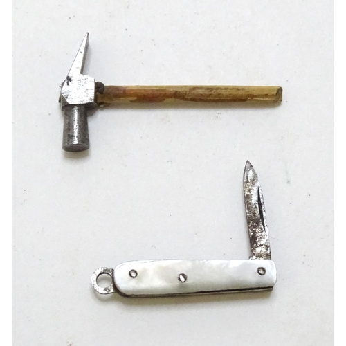 555 - A miniature pen knife. Together with a model of a miniature hammer. Pen knife approx. 1