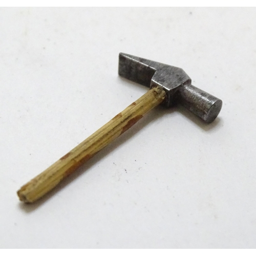 555 - A miniature pen knife. Together with a model of a miniature hammer. Pen knife approx. 1