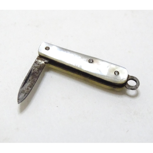 555 - A miniature pen knife. Together with a model of a miniature hammer. Pen knife approx. 1