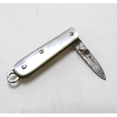 555 - A miniature pen knife. Together with a model of a miniature hammer. Pen knife approx. 1