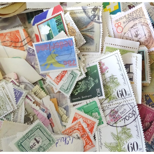 795 - Stamps / Postal History : A quantity of assorted stamps to include British, Commonwealth and Worldwi... 