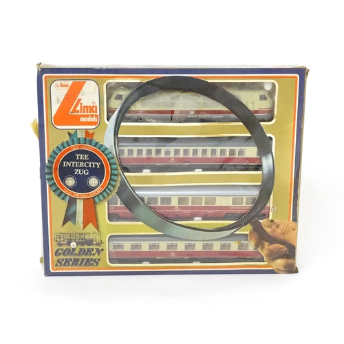 853 - Toys / Railway Interest : A Lima Models Golden Series 00 gauge scale model train set titled Tee Inte... 