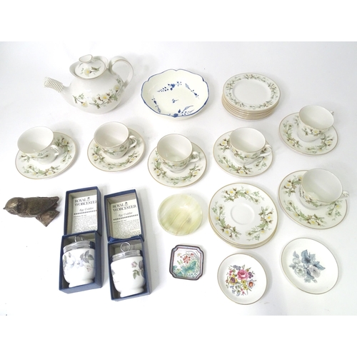 905 - A quantity of Royal Doulton tea wares in the Clairmont pattern to include teapot, cups, saucers, etc... 