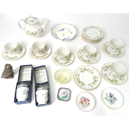 905 - A quantity of Royal Doulton tea wares in the Clairmont pattern to include teapot, cups, saucers, etc... 