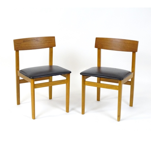 912 - Vintage / Retro: A pair of teak side chairs. 17 1/2