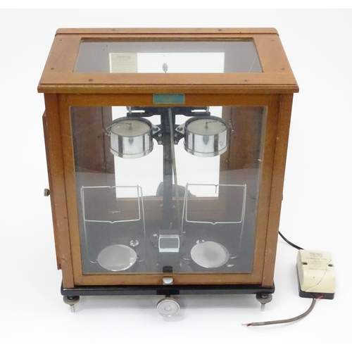 167 - Mid 20thC cased electronic scales by Towers Scientific Laboratory Equipment, Widnes. Approx 20