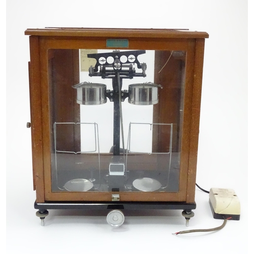 167 - Mid 20thC cased electronic scales by Towers Scientific Laboratory Equipment, Widnes. Approx 20