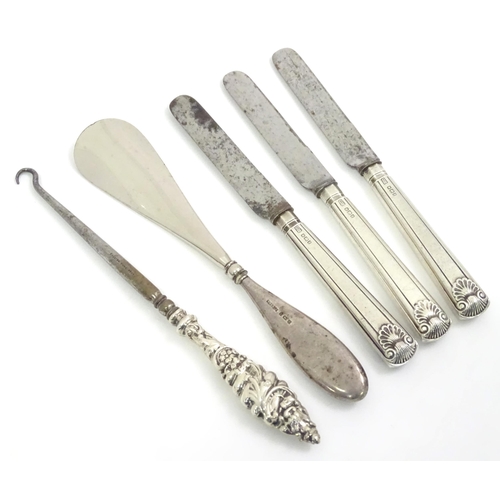 409 - Assorted silver handled items to include a shoe horn, button hook, and three tea knives, the button ... 