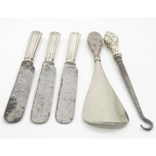 409 - Assorted silver handled items to include a shoe horn, button hook, and three tea knives, the button ... 