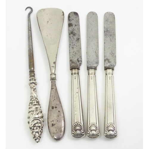 409 - Assorted silver handled items to include a shoe horn, button hook, and three tea knives, the button ... 