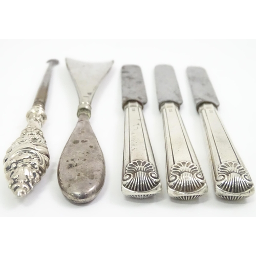 409 - Assorted silver handled items to include a shoe horn, button hook, and three tea knives, the button ... 