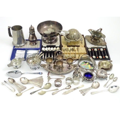 461 - A large quantity of silver plate to include egg cruet, cased teaspoons, caster, sauce boat, flatware... 